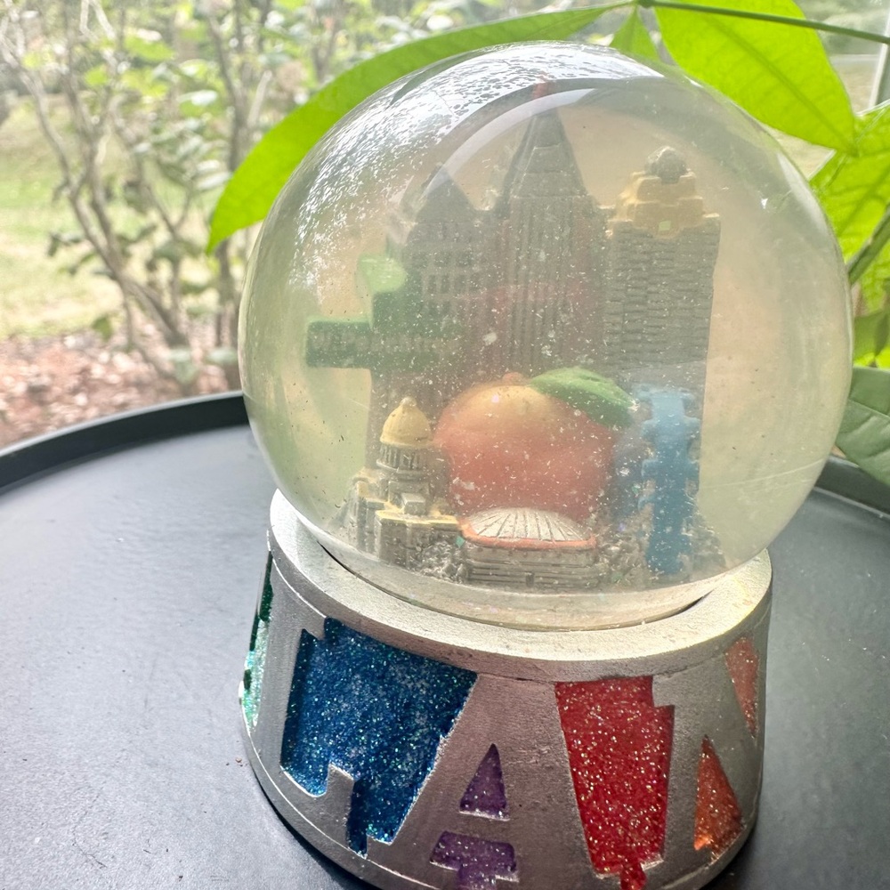 Glass snow globe Atlanta West PeachTree Street tourist souvenir gift ideas